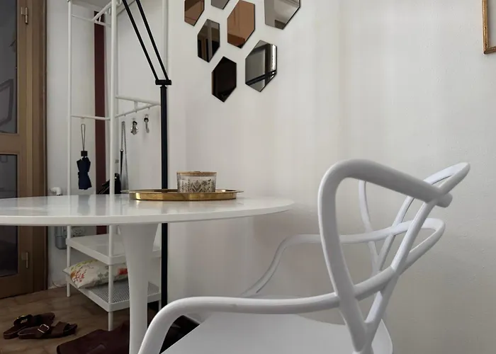 Apartment Pasteur-mm Red Line